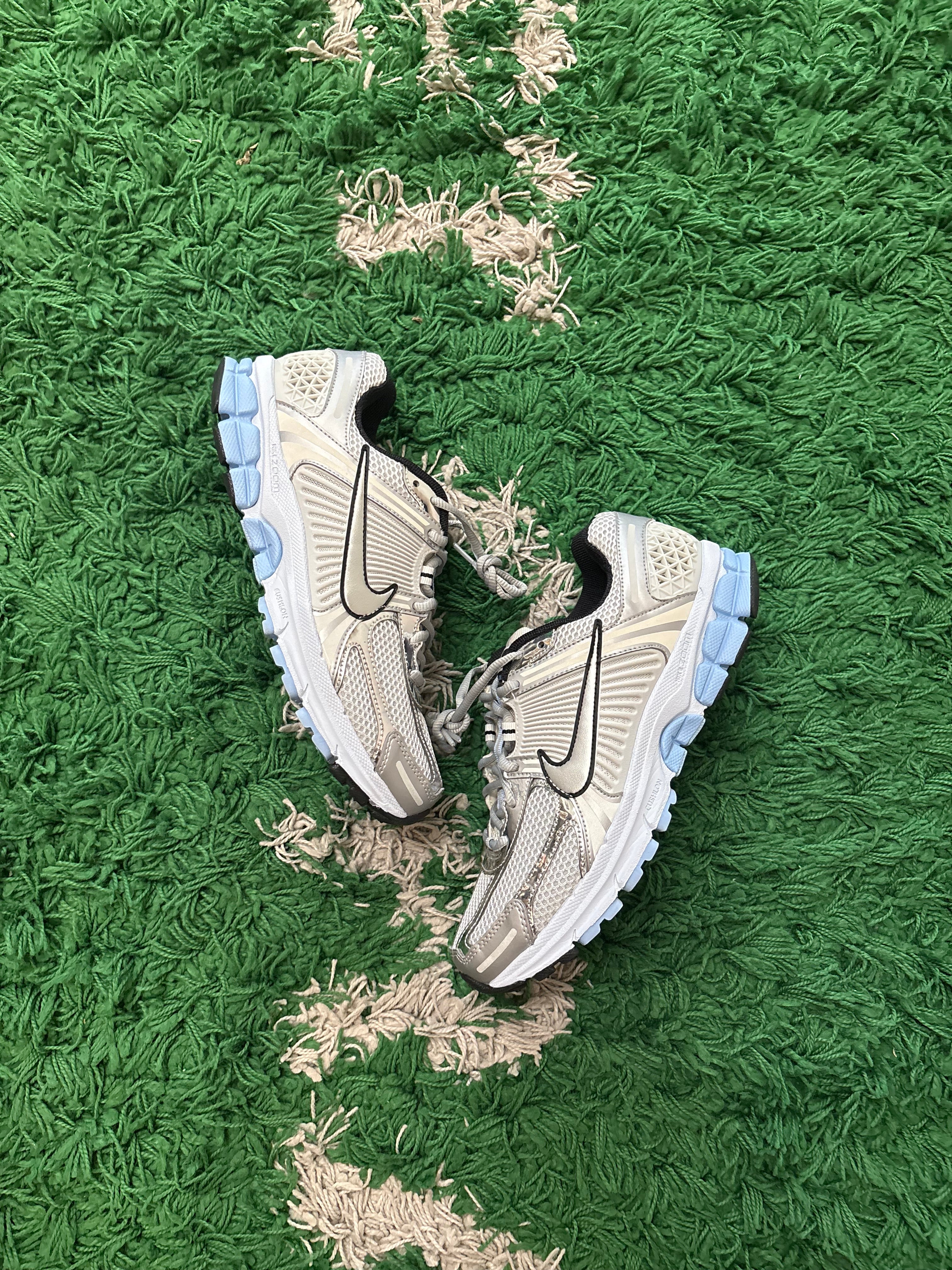 Wmns Nike Zoom Vomero 5 “Metallic Silver Blue”