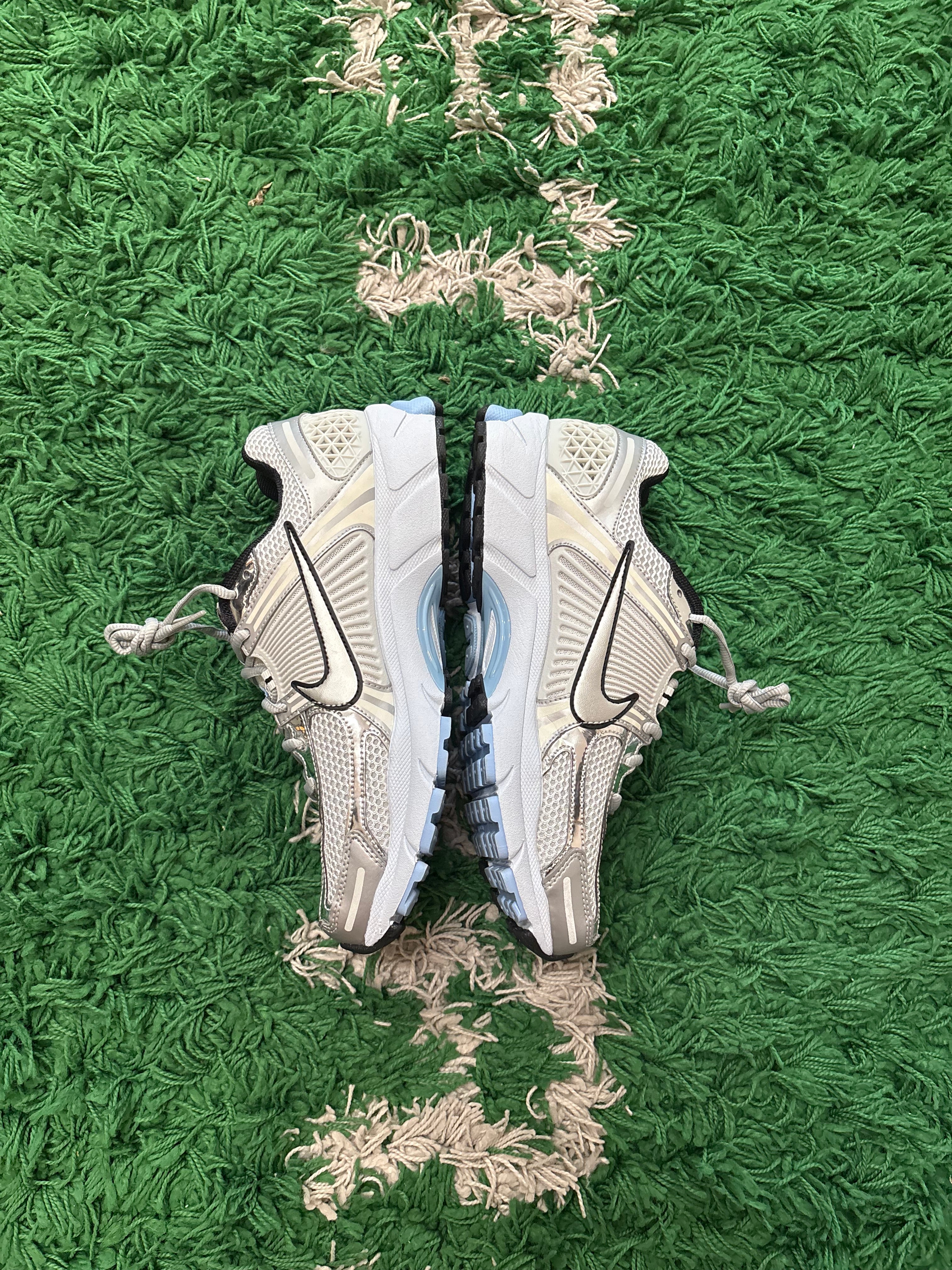 Wmns Nike Zoom Vomero 5 “Metallic Silver Blue”